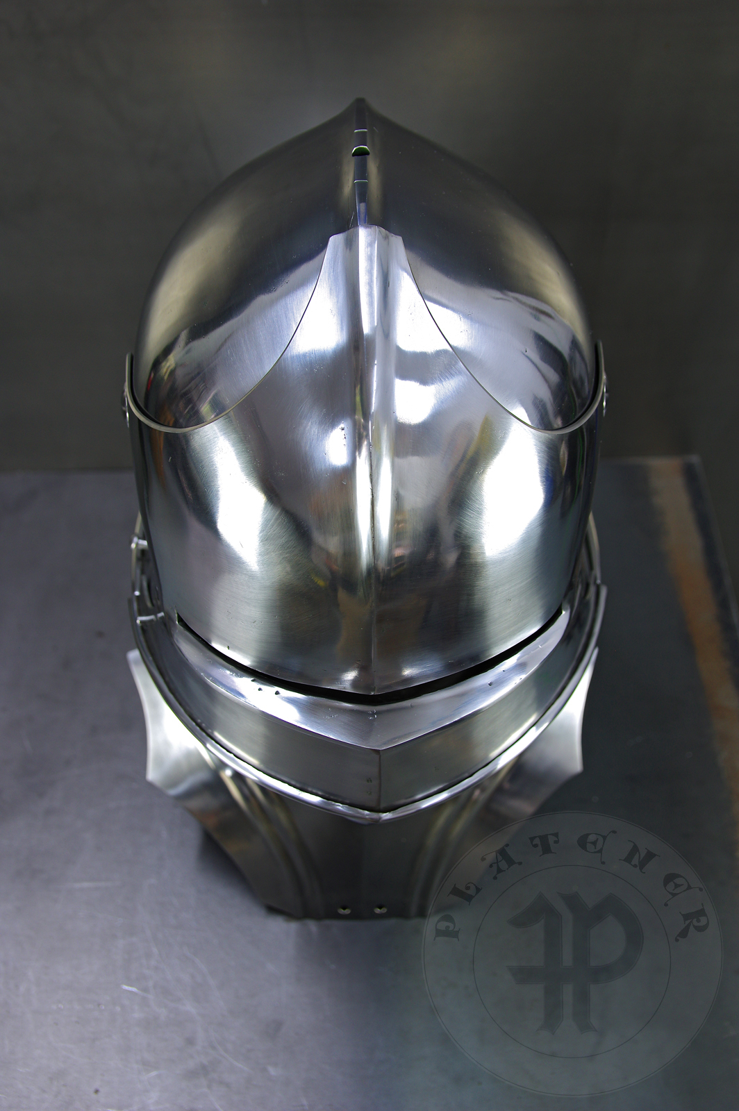 Sallet inspired by example from the Philadelphia Museum of Art; bevor inspired on Churburg CHS25 piece. Period: 1460-1470 Material: 2 mm steel with 0,3 % carbon. Heat treatment: sallet hardened and tempered up to 38 HRC and bevor up to 42 HRC. / Salada inspirowana na originale z Philadelphia Museum of Art; podbrdek oparty na oryginale z Churburga CHS25. Salada hartowana i odpuszczana do 38 HRC a podbrdek do 42 HRC.
